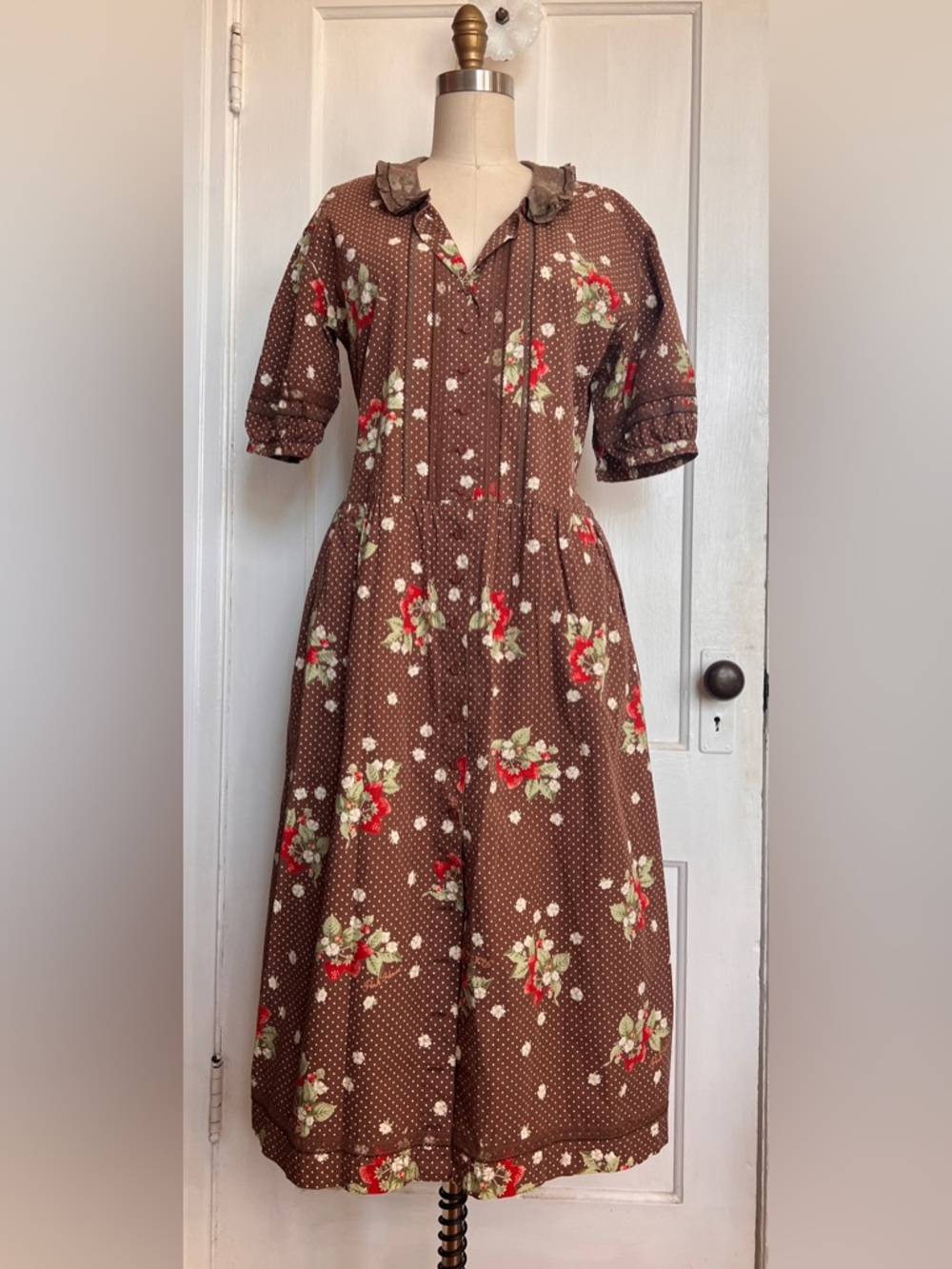 Vintage Brown STRAWBERRY Dress! W/ Pockets! Shirt dress w tie waist, lace trim